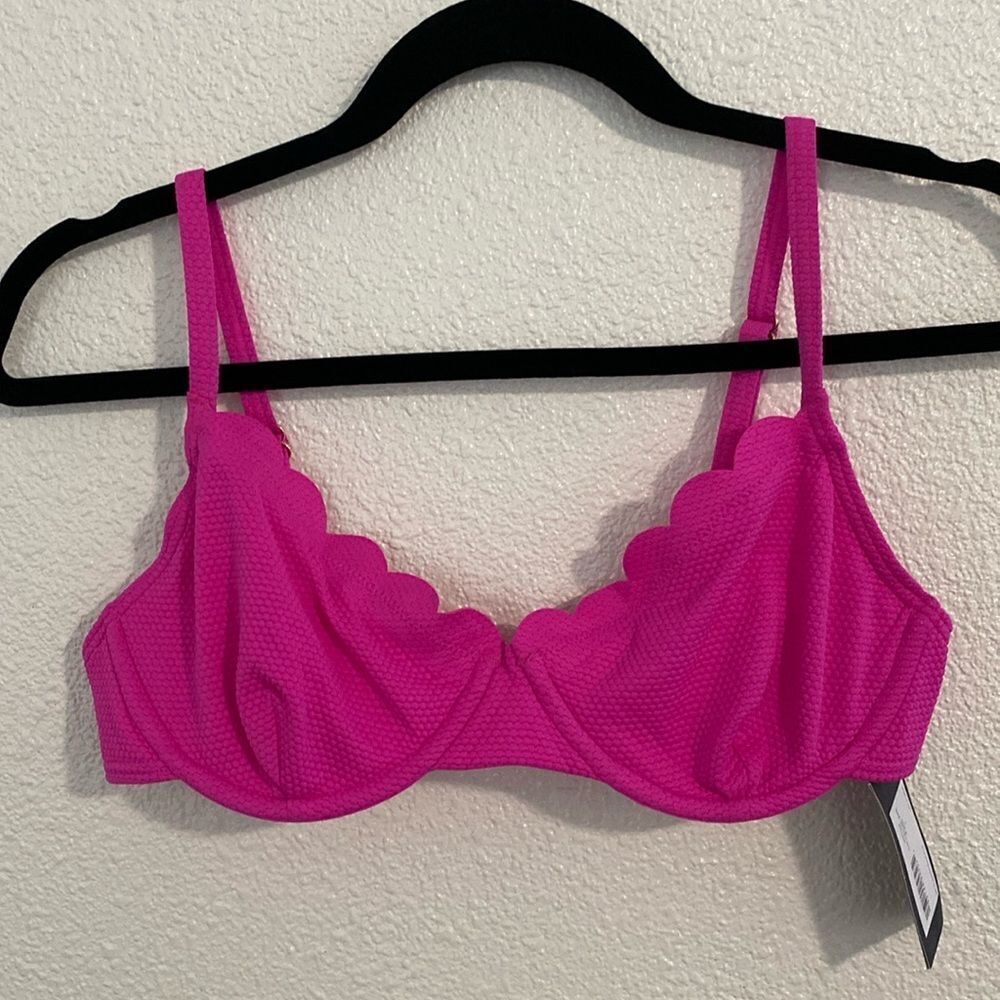 NWT-Kate Spade- Vivid Snapdragon scalloped bikini top-size small
